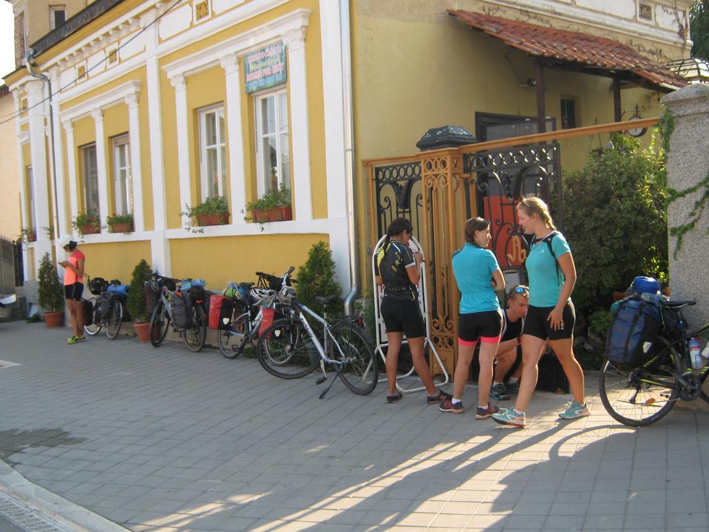 Base For Adventurers - Urban Guerrilla Hotel Negotin Exterior foto