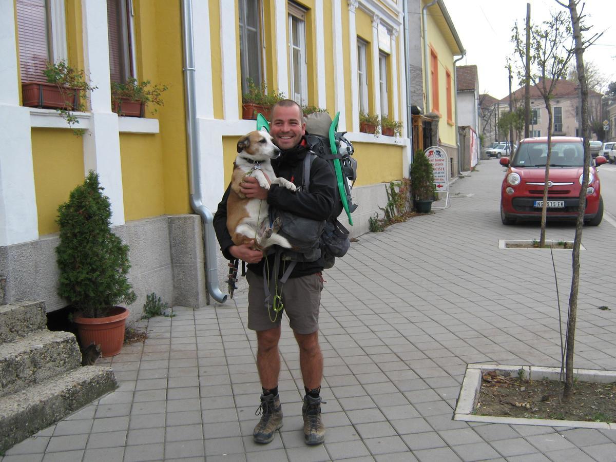 Base For Adventurers - Urban Guerrilla Hotel Negotin Exterior foto
